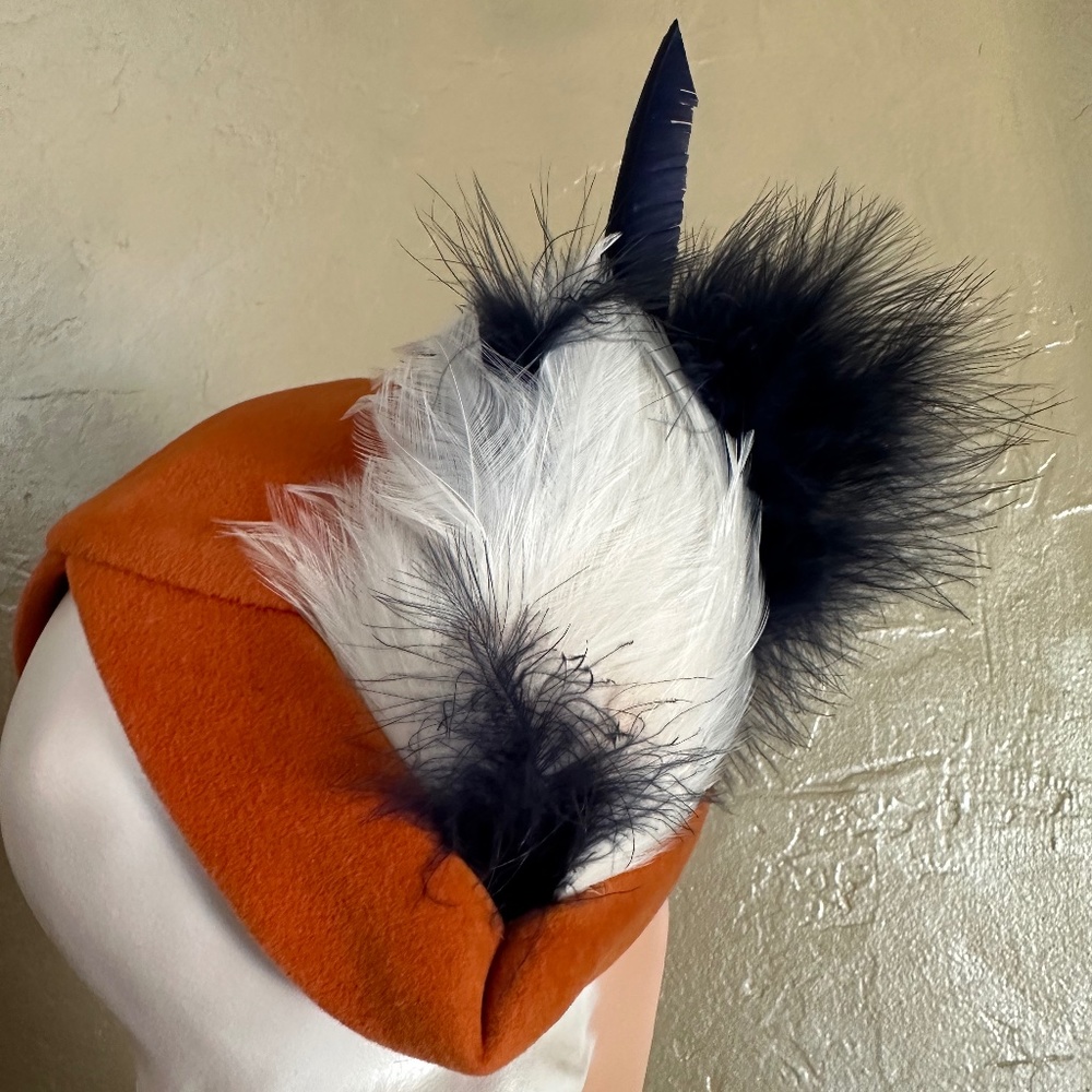 IMPOSING 1950s' DESIGNER MR. JOHN ORANGE FELT CLOCHE  + NAVY/WHITE FEATHERS - Picture 3 of 11